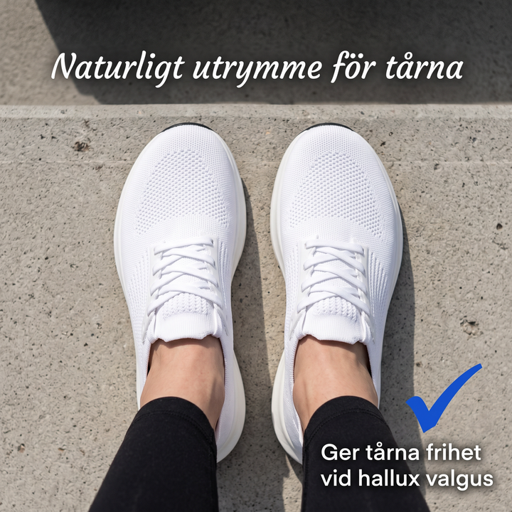 Ovanifrån vy av fötter i vita Zvarelo CloudStep skor med naturligt utrymme för tårna