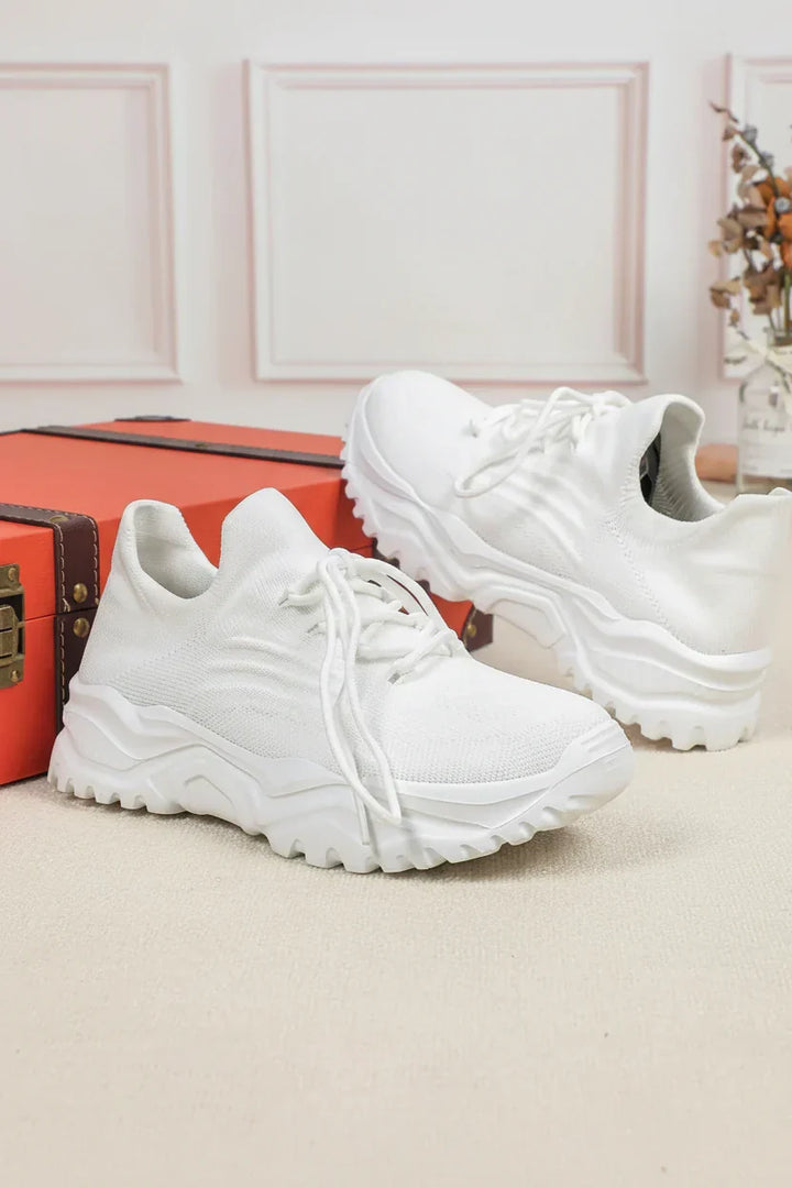 Detaljbild på snörning och skosula för dam sneakers Julika i snygg design