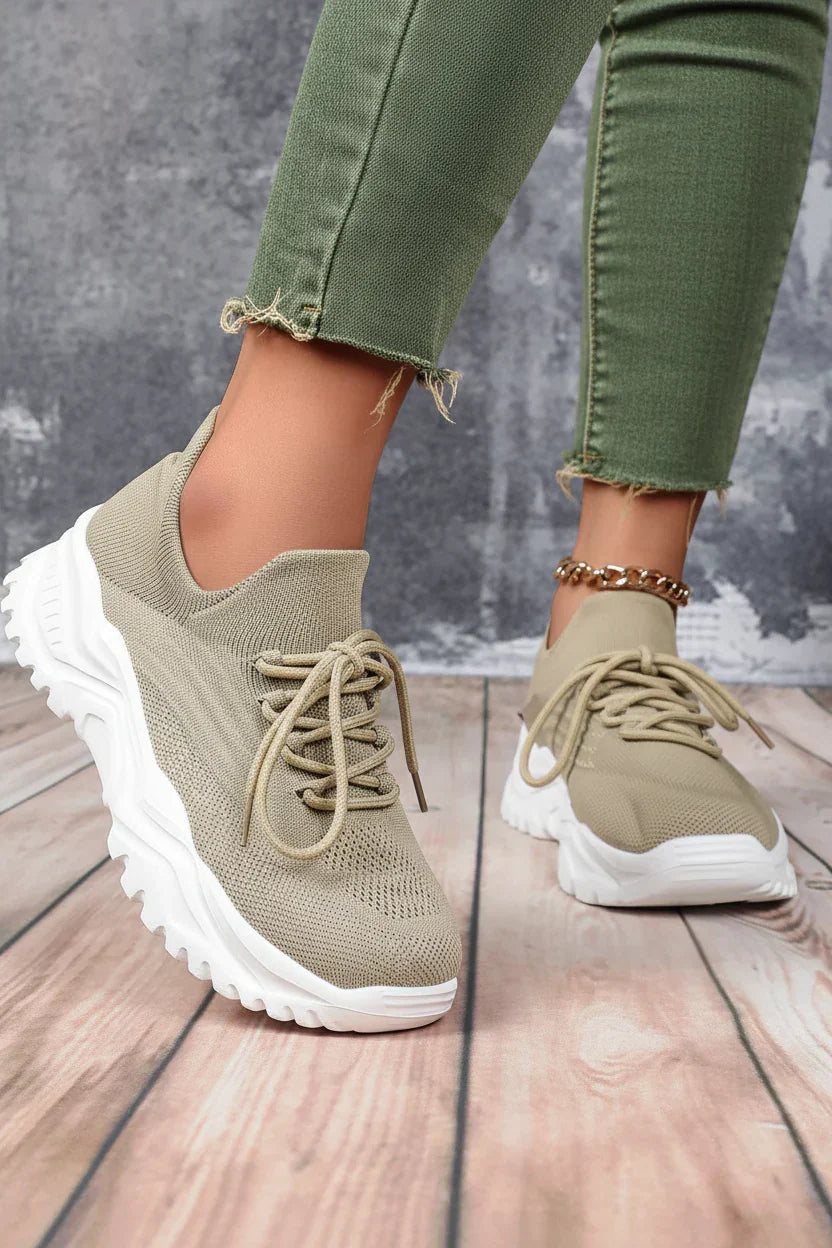 Beige dam sneakers Julika på fot med gröna byxor och fotlänk