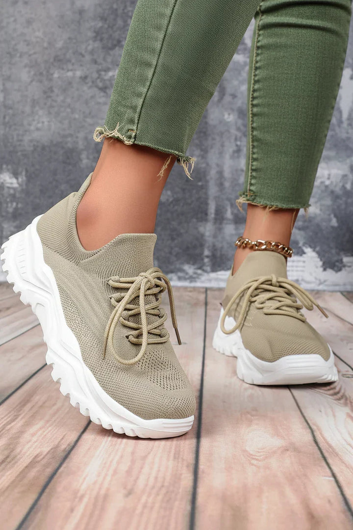 Beige dam sneakers Julika på fot med gröna byxor och fotlänk