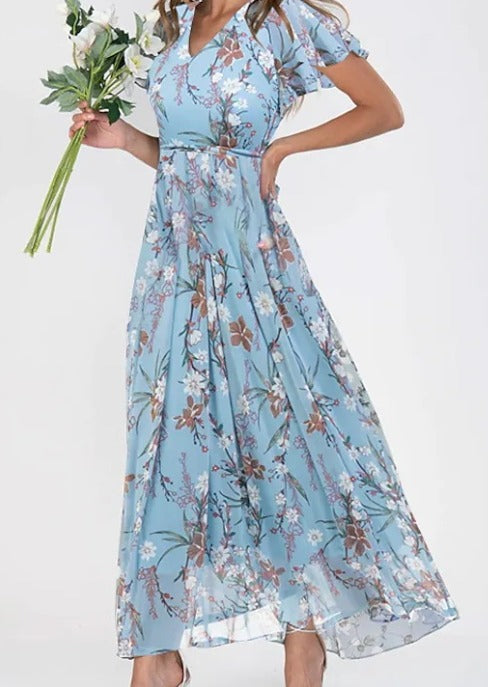 Närbild på det fina blommiga mönstret och tyget på sommarklänningen