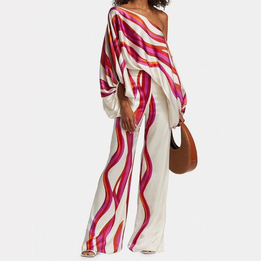 Kvinna som bär ett elegant mönstrat tvådelat set med off-shoulder