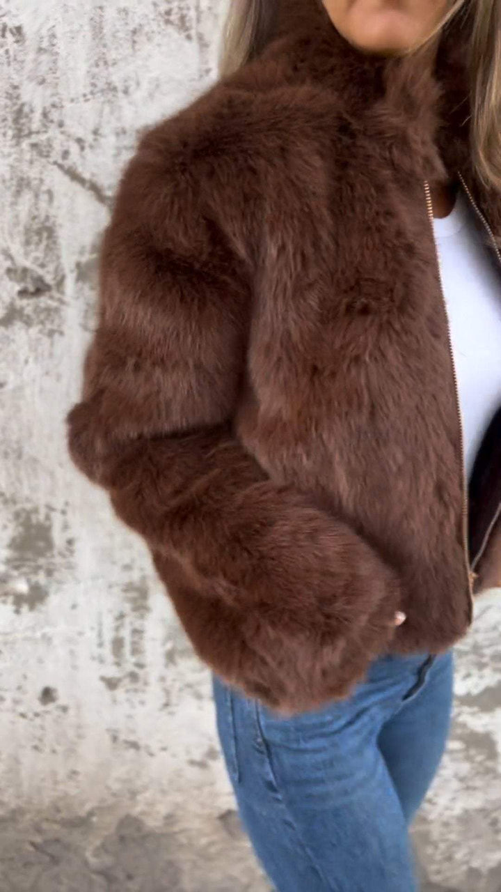 Mjuk damjacka med hög krage i fluffigt material