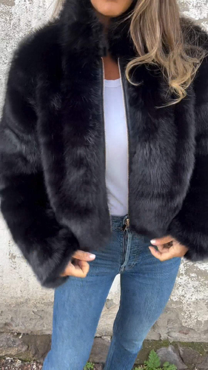 Stilren damjacka med fluffig textur och hög krage