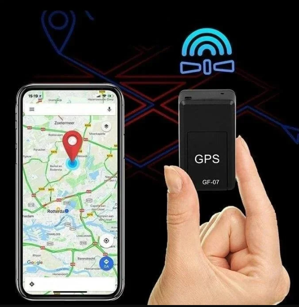 Håll i en liten magnetisk GPS spårningsenhet framför en karta
