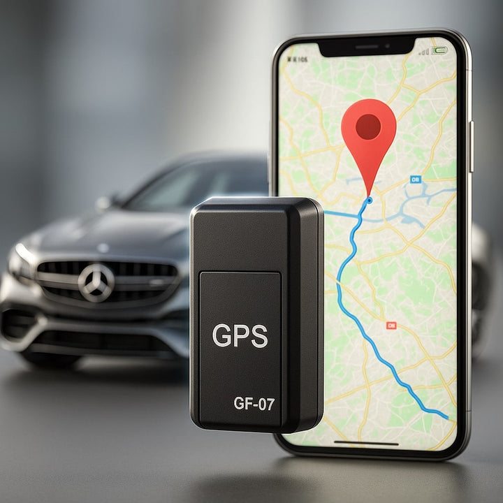 Mini GPS tracker i realtid placerad framför en bil och en smartphone