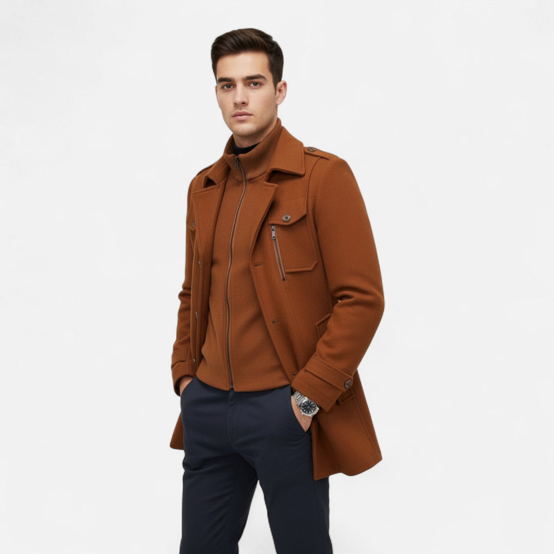 Manlig modell som bser den bruna slim-fit kappan