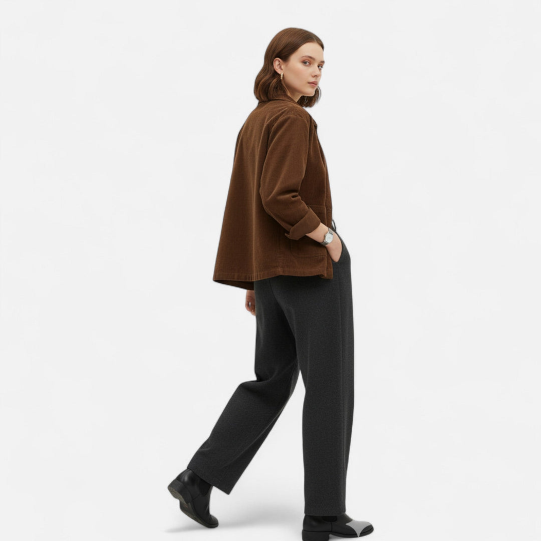 Bakifrån på modell i mörkbrun kort jacka med struktur