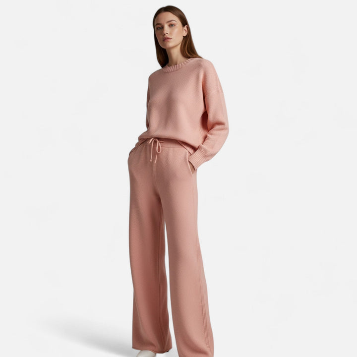 Modell som bjuder på stil i rosa stickat set framifrån