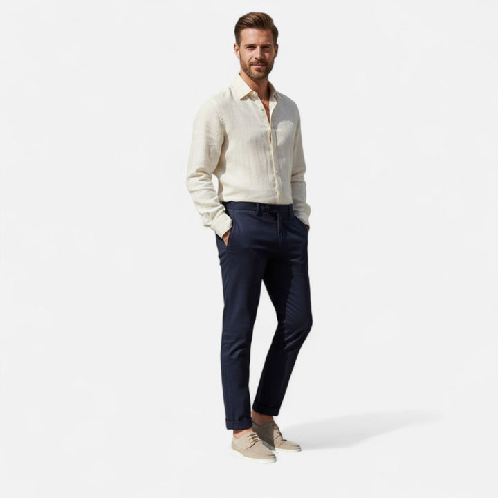 Man som bär Valmonti herrskor i khaki tillsammans med skjorta och byxor
