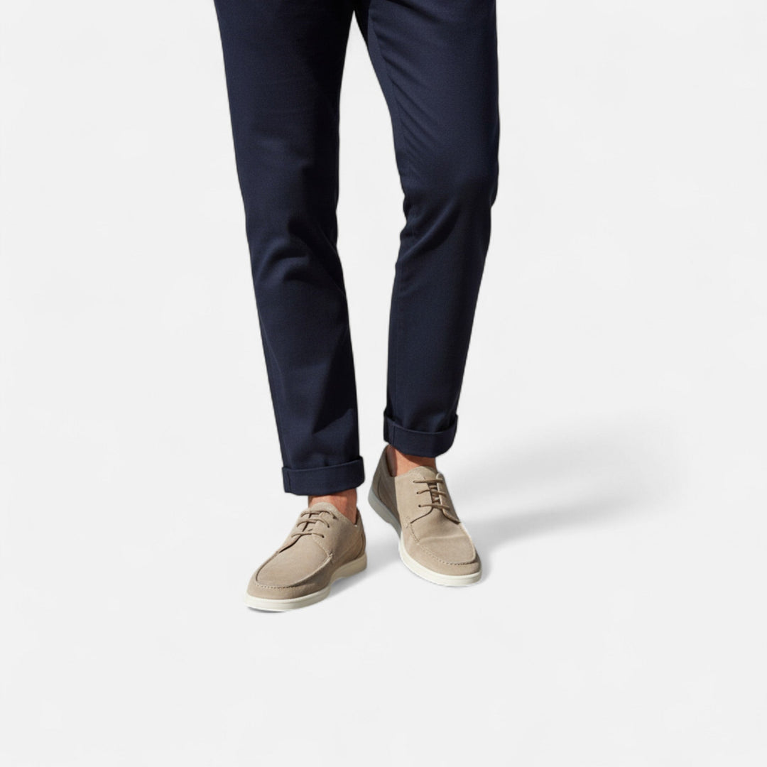 Närbild på eleganta herrskor med snörning som visar ovandelens fina material