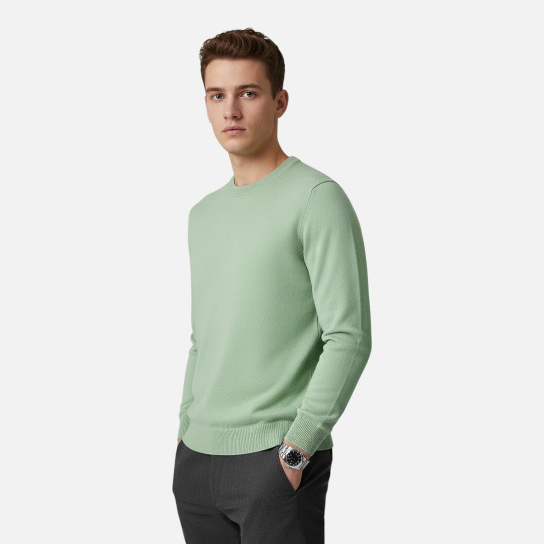 Manlig modell som bär ljusgrön Valmonti stickad tröja framifrån