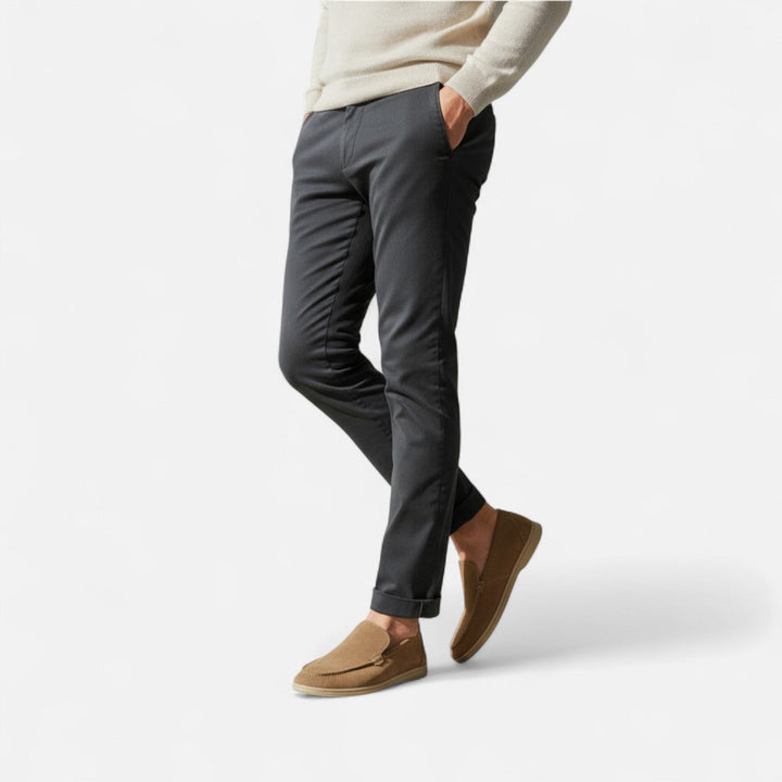 Närbild på en man som bär stilsäkra ljusbruna herrloafers