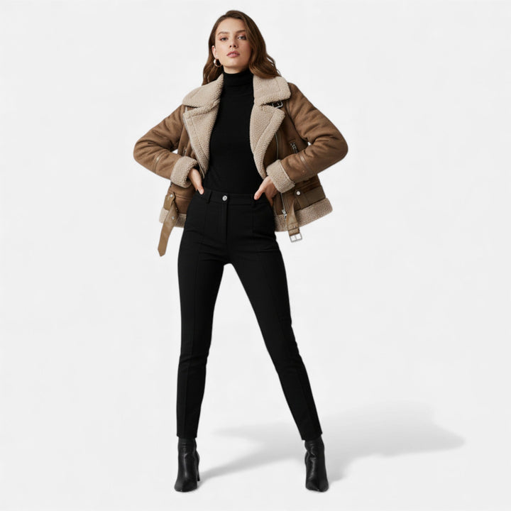 Full längd av modell som bär Valmonti damernas moto-stil kragejacka i khaki med svarta byxor