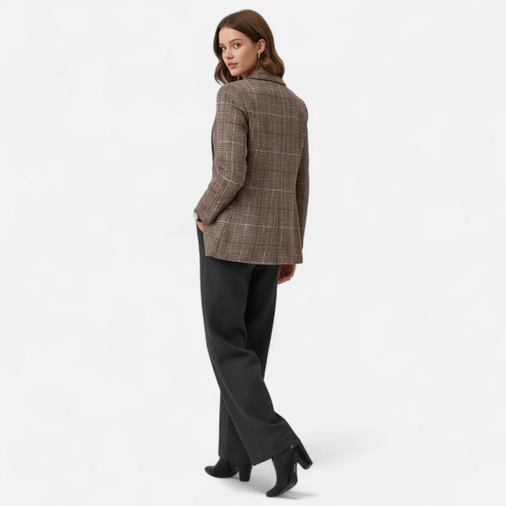 Baksidesbild på modell i elegant rutig damkavaj