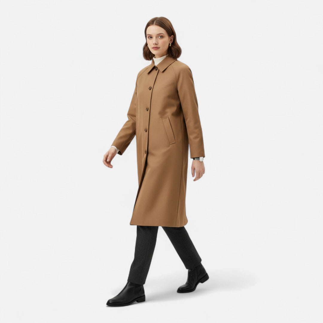 Modell bärande brun lång trench coat i profil