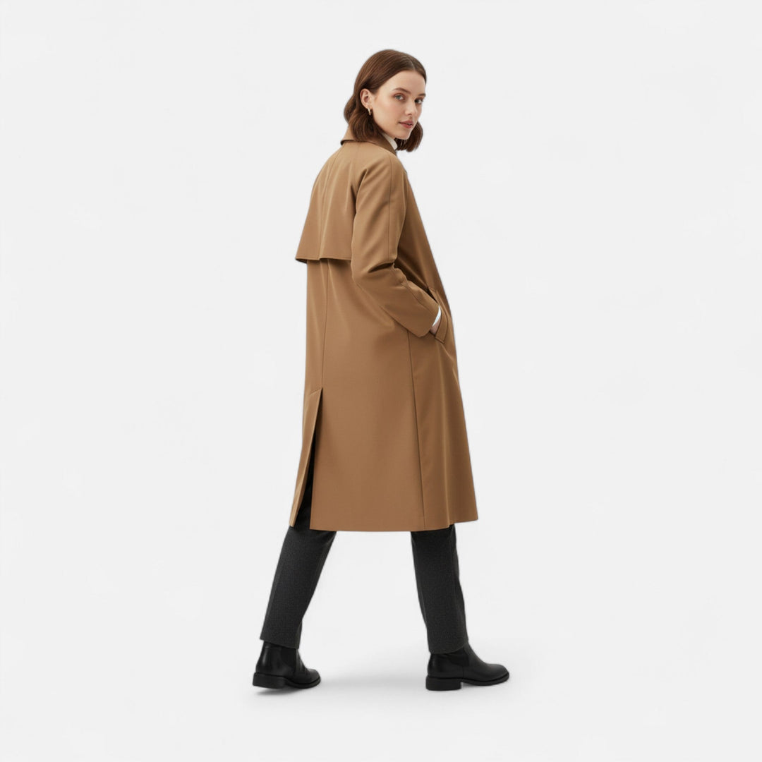 Modell bakifrån i brun lång trench coat