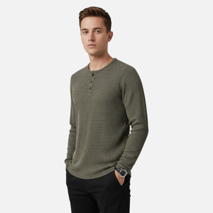 Man som bär armégrön henley tröja framifrån