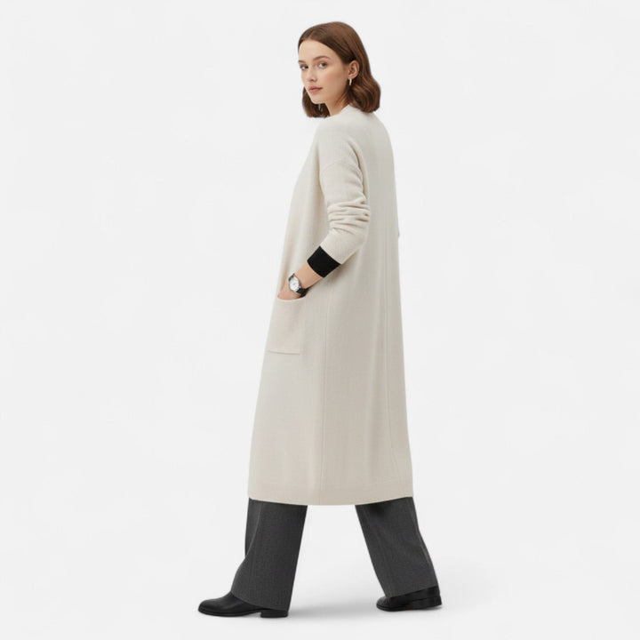 Modell som bär lång beige damcardigan från sidan i profil