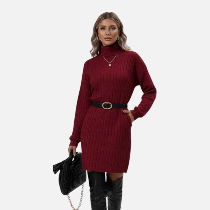 Modell i vinröd turtleneck stickad klänning med svarta stövlar och skärp