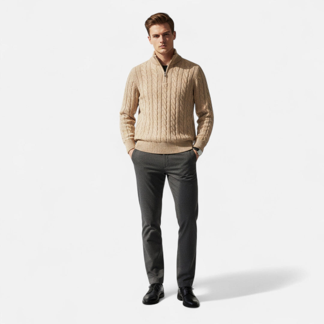 Man som bär beige halv-zip tröja med mörka byxor