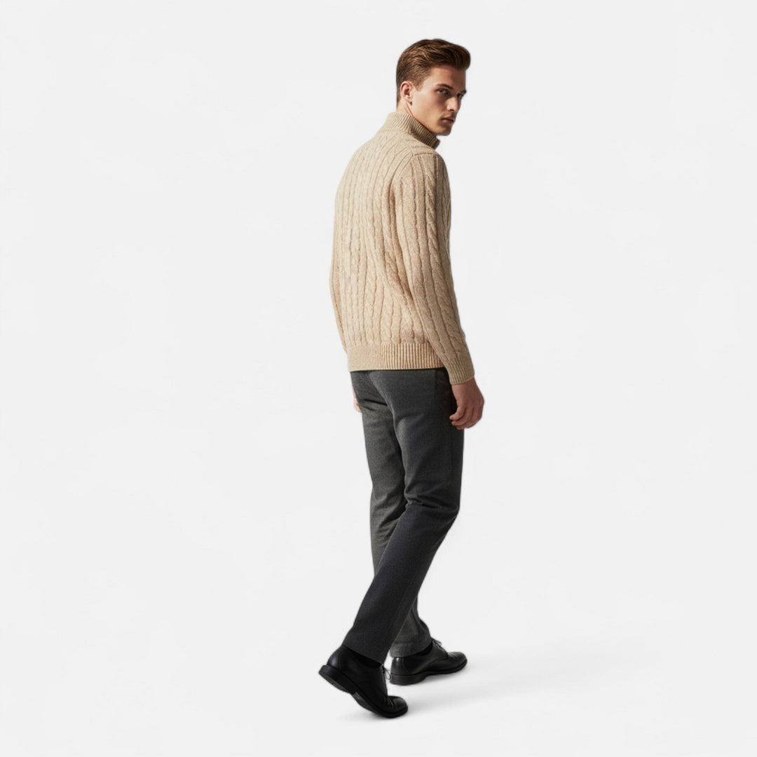 Bakifrån av man i beige stickad halv-zip tröja