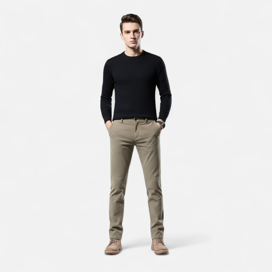 Helkroppsporträtt av modell i khaki byxor och svart tröja