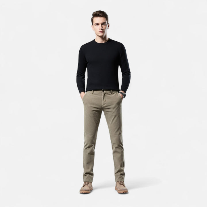 Helkroppsporträtt av modell i khaki byxor och svart tröja