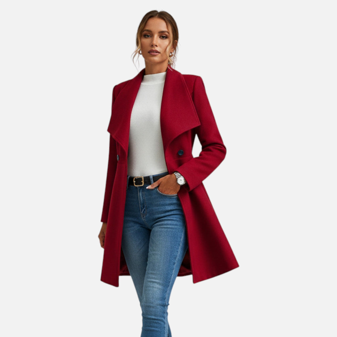 Modell som bär elegant vinröd damkavaj