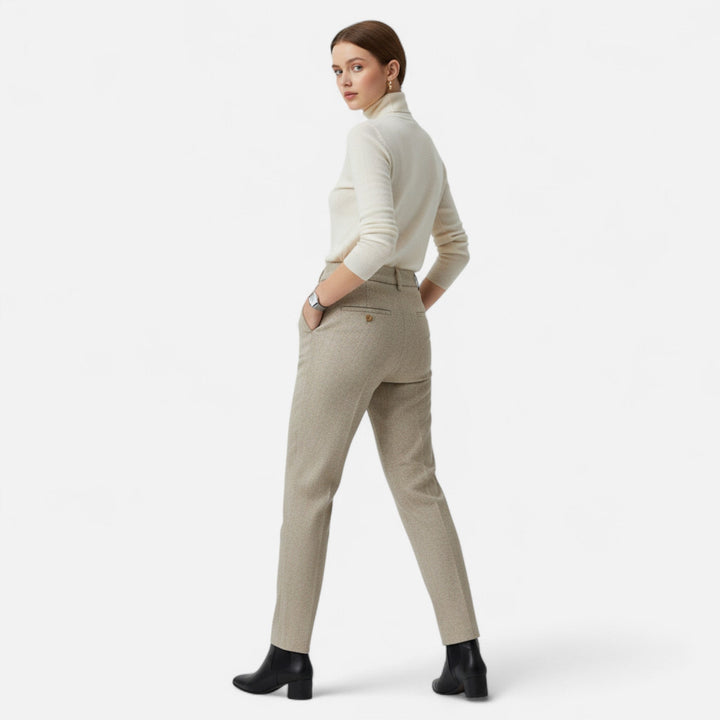 Baksidesbild av modell i eleganta högmidjade pennbyxor