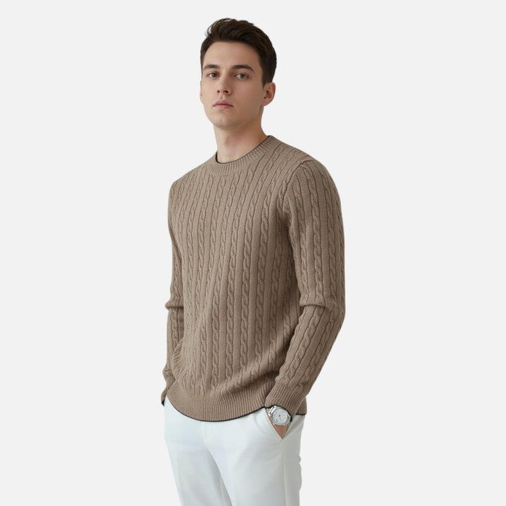 Modell som visar Valmonti herrs stickad tröja i khaki