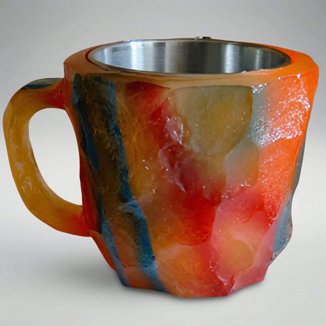 Unik kaffemugg med facetterad ädelstensdesign från sidan