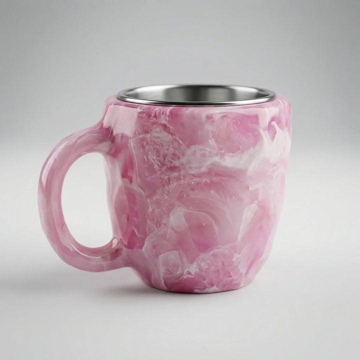 Handgjord kaffemugg med facetterad design på köksbordet