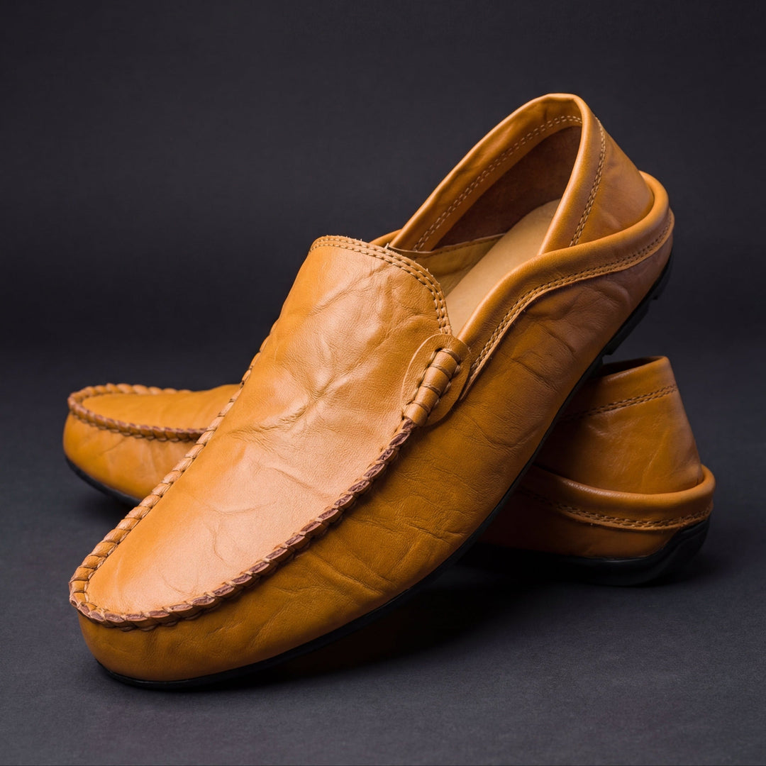 Antoine loafers i mjukt brunt material framifrån på mörk bakgrund
