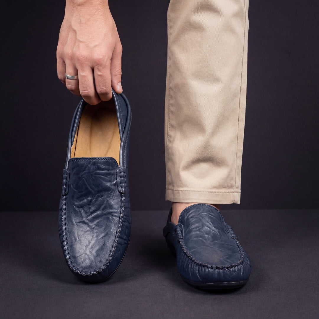 Detaljbild på sömmar och mjukt material för herr loafers i beige
