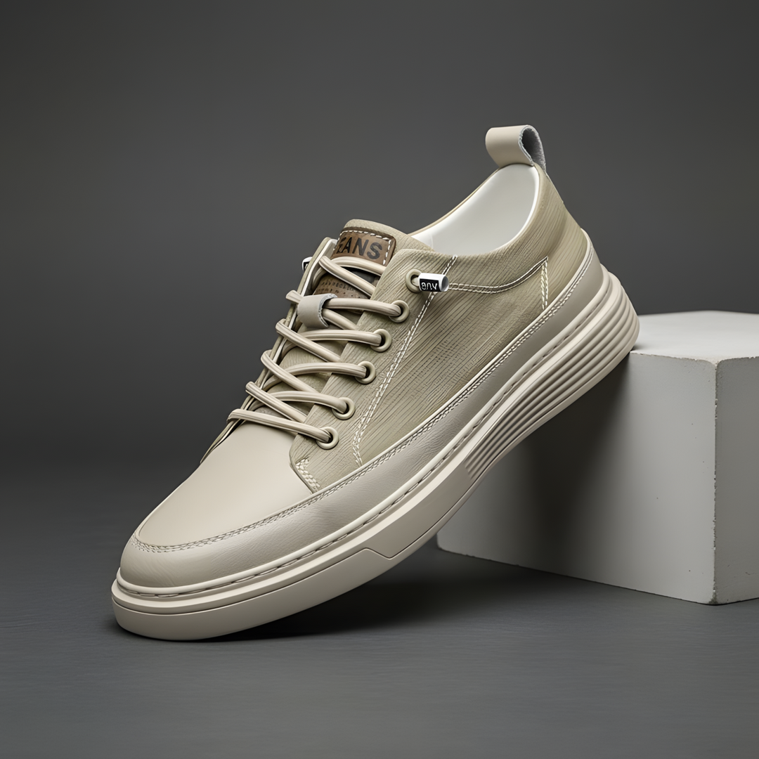 Ljusbeige sneakers för herr i studioljus