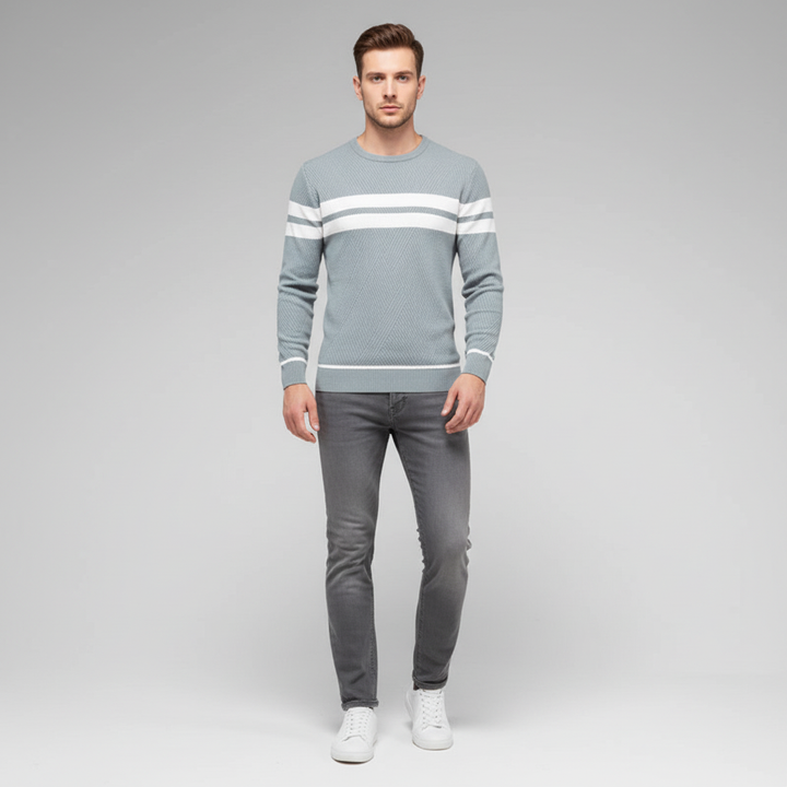 Helbild på man som bär randig stickad tröja och jeans