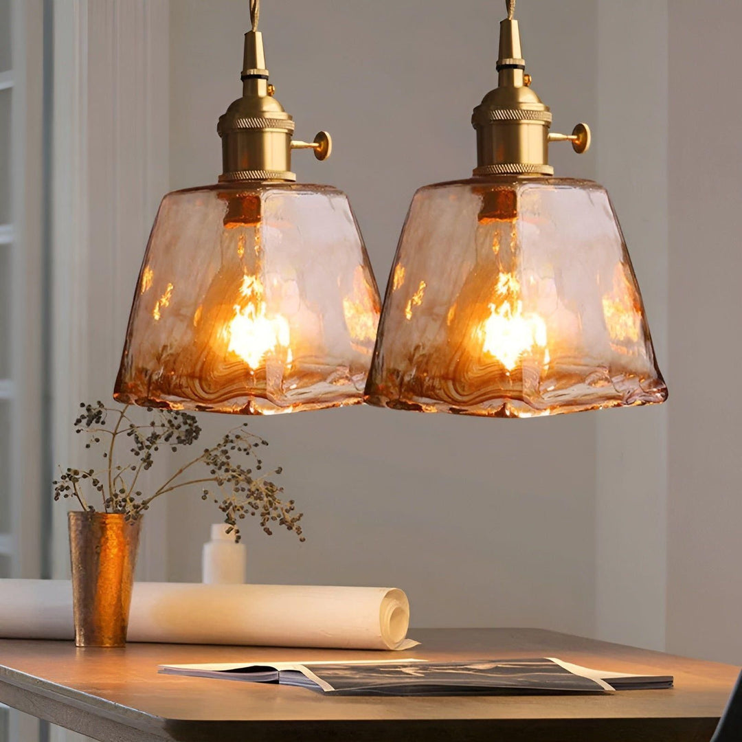 Exklusiv kristalllampa i glas som sprider ett elegant ljus