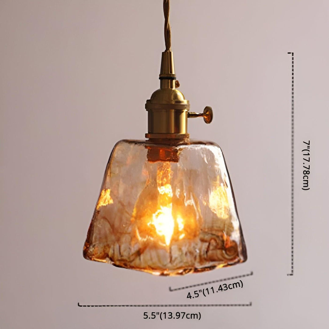Detaljbild av mässingsdetaljer på exklusiv kristalllampa