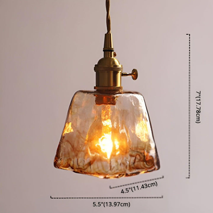 Detaljbild av mässingsdetaljer på exklusiv kristalllampa