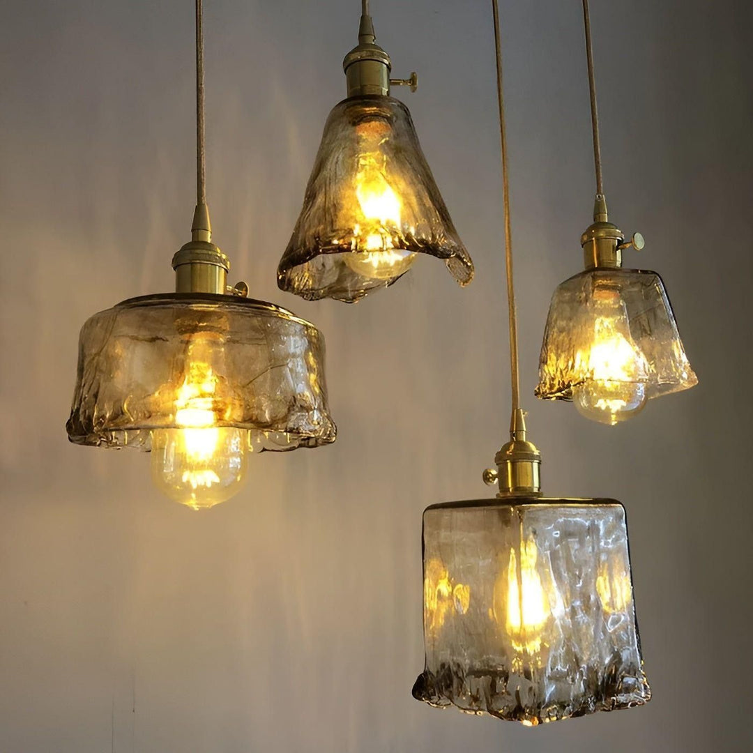 Hänglampa med vintage design och vackra glasdetaljer