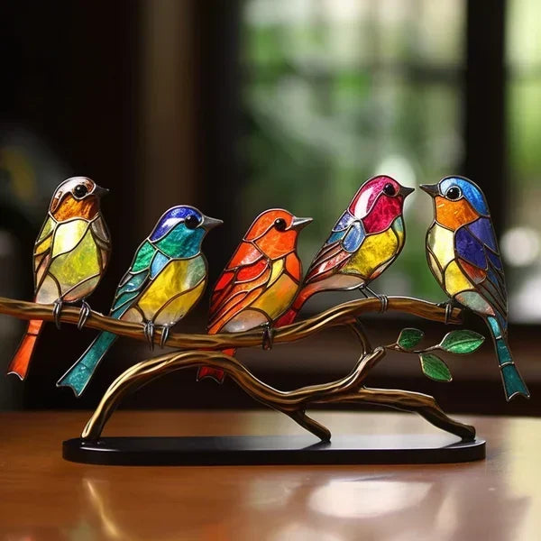 Konstnärlig glasfågel skulptur placerad på skänk som hemdekoration