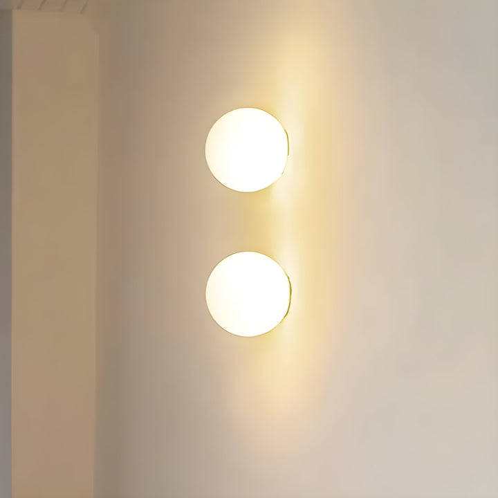 Stilren glaslampa med LED-belysning som sprider ett varmt sken i hallen
