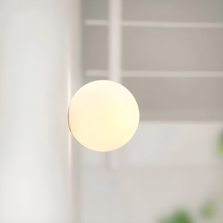 Helhetsbild av rum med den moderna LED-vägglampan tänd