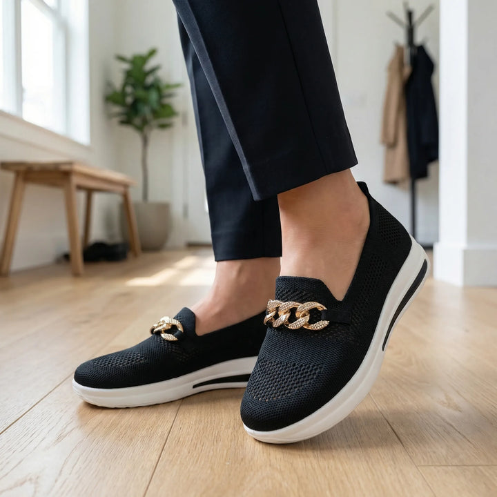 Beige dam slip-on sneaker med dekorativ kedja på ovansidan
