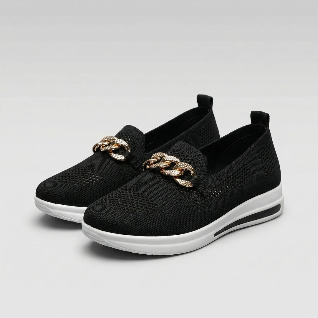 Närbild på kedjedetalj på bekväm dam slip-on sneaker