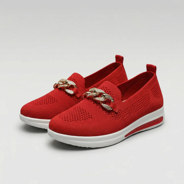 Sula och profil på trendig slip-on sneaker för dam med kedja