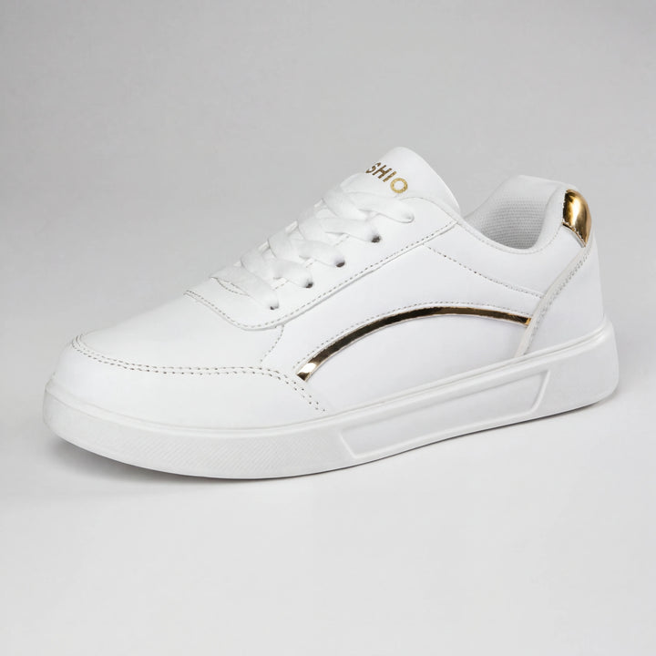 Vit dam sneaker med gulddetaljer mot ljus bakgrund