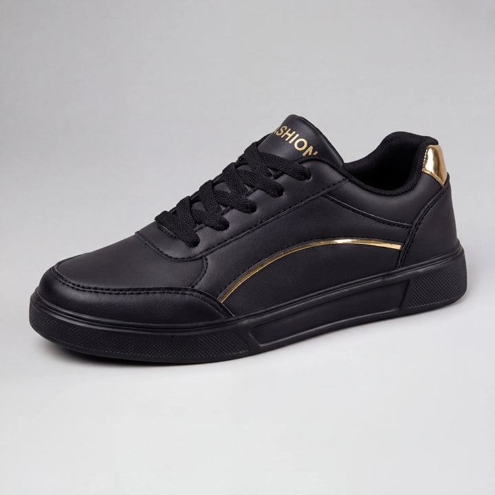 Vita dam sneakers med svarta och metalliska detaljer bakifrån