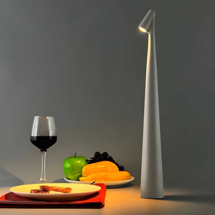 Dimbar LED lampa med varm belysning på ett elegant skrivbord